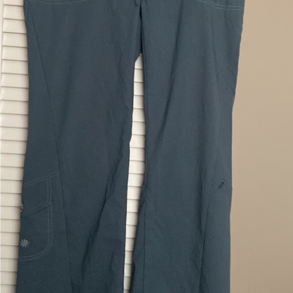 New no tags Athleta explorer pants, wide leg , tons of pockets. Sz 10T